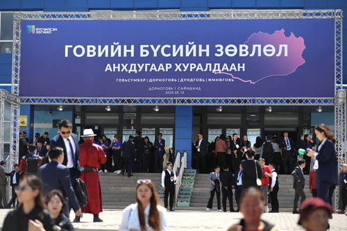 ГОВИЙН БҮСИЙН АНХДУГААР ХУРАЛДААН БОЛЖ БАЙНА 